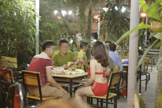 Nhà hàng khai trương, nhân viên mặc bikini phục vụ ?